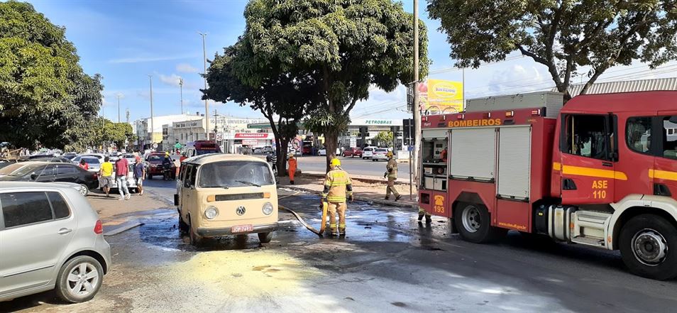 Veículo pega fogo no Paranoá – Foto: Informa Tudo DF/ Silvano Lima