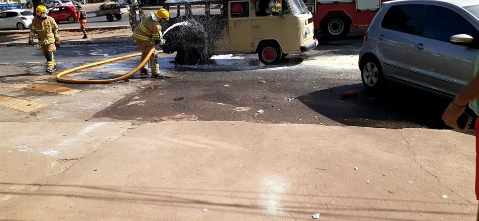 Veículo pega fogo no Paranoá – Foto: Informa Tudo DF/ Silvano Lima