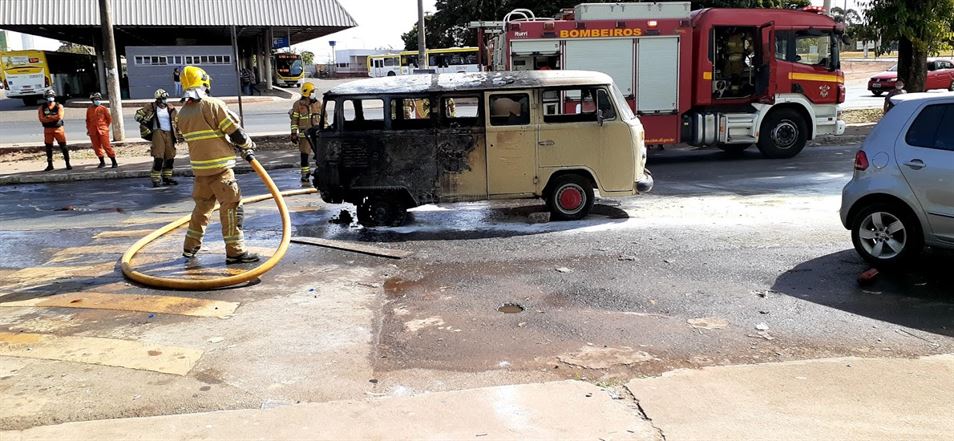 Veículo pega fogo no Paranoá – Foto: Informa Tudo DF/ Silvano Lima