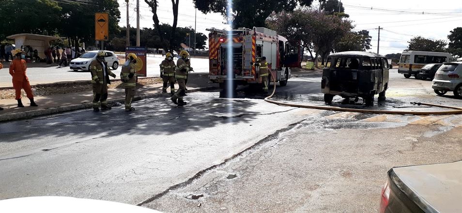 Veículo pega fogo no Paranoá – Foto: Informa Tudo DF/ Silvano Lima