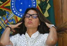 Lula condecora Janja por “excepcionais serviços prestados à educação” Janja