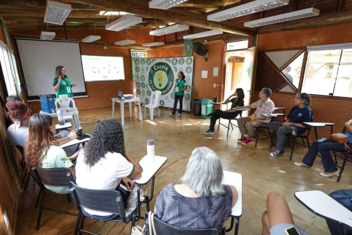 Participantes da oficina no Centro de Práticas Sustentáveis aprenderam sobre compostagem, processo de decomposição orgânica que dá origem ao adubo natural, rico em minerais e nutrientes | Fotos: Tony Oliveira/Agência Brasília Participantes da oficina no Centro de Práticas Sustentáveis aprenderam sobre compostagem, processo de decomposição orgânica que dá origem ao adubo natural, rico em minerais e nutrientes | Fotos: Tony Oliveira/Agência Brasília