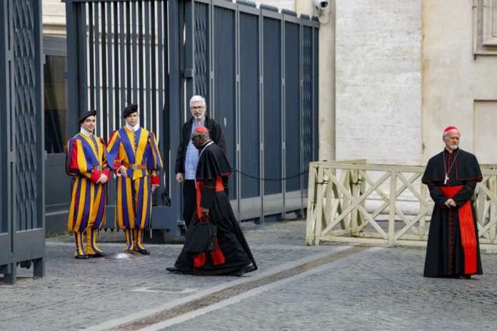 Cardeais na chegada do encontro da Congregação de Cardeais, no Vaticano Foto: EFE/EPA/FABIO FRUSTACI Cardeais na chegada do encontro da Congregação de Cardeais, no Vaticano Foto: EFE/EPA/FABIO FRUSTACI
