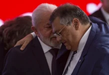 Dino acaba com aposentadoria para punir juízes; STF fica fora Flávio Dino e Lula conversam ao pé do ouvido Foto: Marcelo Camargo/Agência Brasil