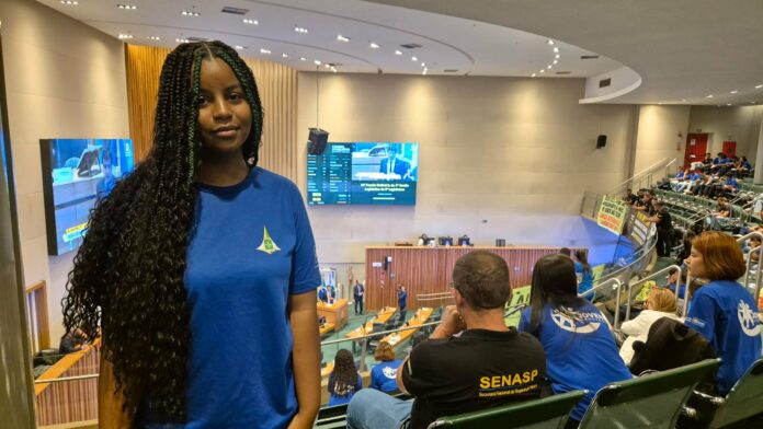 Lotada na Secretaria de Saúde, a jovem Jhennyfer Vieira, elogia o programa: “Essa oportunidade nos ajuda muito a crescer no ambiente de trabalho e também na nossa vida” Lotada na Secretaria de Saúde, a jovem Jhennyfer Vieira, elogia o programa: “Essa oportunidade nos ajuda muito a crescer no ambiente de trabalho e também na nossa vida”
