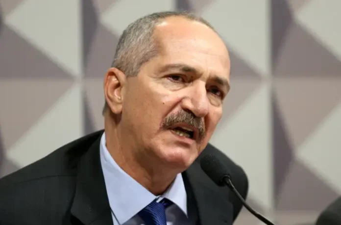 Moraes ameaça prender Aldo Rebelo por desacato no STF Houve bate-boca entre os dois Pleno.News - 23/05/2025 16h23 | atualizado em 23/05/2025 17h36 Aldo Rebelo, ex-ministro da Defesa Foto: Wilson Dias/Agência Brasil O ministro Alexandre de Moraes, do Supremo Tribunal Federal (STF), ameaçou prender o ex-ministro da Defesa Aldo Rebelo depois de um bate-boca entre os dois. Rebelo tinha dito que a frase do ex-comandante Almir Garnier – sobre “deixar à disposição” do ex-presidente Jair Bolsonaro as tropas em caso de uma tentativa de golpe – “não pode ser tomada literalmente”. – É preciso levar em conta que, na língua portuguesa, usamos a força da expressão. A força da expressão nunca pode ser tomada literalmente. Quando alguém diz estou frito não quer dizer que está numa frigideira – afirmou. Leia também 1 Ao STF, Mourão diz que não soube de nenhuma reunião "golpista" 2 Líder do MST pode entrar na disputa pela presidência do PT 3 Lula sanciona a lei que institui o Dia Nacional do Brega 4 Moraes ameaça prender Aldo Rebelo e Malafaia reage: 'Ditador' 5 Líder da oposição da Venezuela é sequestrado por Nicolás Maduro O ex-ministro, então, foi repreendido por Moraes. – O senhor estava na reunião quando o almirante Garnier falou essa expressão? – perguntou o ministro. Rebelo respondeu negativamente. – Então, o senhor não tem condição de avaliar a língua portuguesa naquele momento. Atenha-se aos fatos – repreendeu Moraes. Rebelo retrucou: – A minha apreciação da língua portuguesa é minha e não admito censura. Moraes então ameaçou prender o ex-ministro. – Se o senhor não se comportar, o senhor vai ser preso por desacato – respondeu o magistrado. A discussão ocorreu durante audiência que faz parte da ação penal sobre suposto golpe de Estado, no STF, nesta sexta-feira (23). Rebelo é testemunha do réu Garnier. Houve ainda mais entreveros durante essa audiência. A defesa de Garnier, feita pelo advogado Demóstenes Torres, perguntou se a Marinha teria condições para dar golpe de Estado. Moraes, então, repreendeu a defesa. – Aldo Rebelo é um historiador, é uma pessoa inteligente. Ele sabe que em 64 não foi ouvida toda a cadeia de comando para se dar o golpe militar. Não podemos fazer conjecturas fora da realidade. Não pode perguntar algo que ele não tem conhecimento técnico. Ele é um civil, que foi ministro da Defesa, mas é um civil – afirmou Moraes. Gonet perguntou se Rebelo acreditava que sem adesão do Exército, a Marinha teria condições de promover condições de ruptura de normalidade institucional. A defesa de Garnier reclamou do que seria uma pergunta opinativa. Pensando ter o microfone silenciado, o áudio de Gonet escapou. – Fiz uma cagada – afirmou o procurador. Rebelo afirmou que Garnier não poderia mobilizar tropas da Marinha sozinho. Também disse que, sem a capilaridade do Exército, essa Força não seria capaz de consolidar um golpe de Estado no Brasil. *Com informações AE