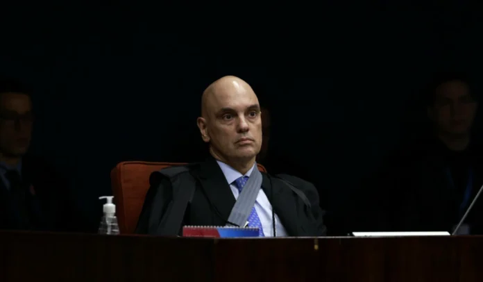 Sanções de Trump podem atingir outros ministros e até esposas Governo dos EUA pretende impor sanções a Alexandre de Moraes Pleno.News - 23/05/2025 19h04 Alexandre de Moraes Foto: Rosinei Coutinho/STF O governo dos Estados Unidos pretende impor sanções ao ministro do Supremo Tribunal Federal (STF), Alexandre de Moraes. As medidas, no entanto, podem respingar em mais integrantes da Corte e em suas esposas. De acordo com uma avaliação da Casa Branca, a maior parte da renda familiar de alguns ministro do STF, como Moraes, seria composta por atividades jurídicas de seus cônjuges, em escritórios de advocacia. Leia também 1 “Não vemos problema em corrigir rota”, diz Haddad sobre IOF 2 Coronel diz que 8/1 surpreendeu Braga Netto após vôlei na praia 3 Van Hattem sobre Janja: "Defende modelo de prisão por opinião" 4 Mauro Cid a familiares em 2022: "Vou ser preso se o Lula vencer" 5 Moraes mantém prisão de dois envolvidos no caso Marielle As esposas dos ministros Cristiano Zanin, Dias Toffoli e Gilmar Mendes são advogadas e também são conhecidas pela atuação no meio jurídico. Para o governo de Donald Trump, magistrados do Supremo poderão reagir quando sanções a Moraes forem aplicadas. Por isso, a gestão do republicano estaria considerando uma punição para outros ministros e seus cônjuges com bloqueios financeiros. As informações são do colunista Paulo Cappelli, do Metrópoles. Siga-nos nas nossas redes! Sanções de Trump podem atingir outros ministros e até esposas Governo dos EUA pretende impor sanções a Alexandre de Moraes Pleno.News - 23/05/2025 19h04 Alexandre de Moraes Foto: Rosinei Coutinho/STF O governo dos Estados Unidos pretende impor sanções ao ministro do Supremo Tribunal Federal (STF), Alexandre de Moraes. As medidas, no entanto, podem respingar em mais integrantes da Corte e em suas esposas. De acordo com uma avaliação da Casa Branca, a maior parte da renda familiar de alguns ministro do STF, como Moraes, seria composta por atividades jurídicas de seus cônjuges, em escritórios de advocacia. Leia também 1 “Não vemos problema em corrigir rota”, diz Haddad sobre IOF 2 Coronel diz que 8/1 surpreendeu Braga Netto após vôlei na praia 3 Van Hattem sobre Janja: "Defende modelo de prisão por opinião" 4 Mauro Cid a familiares em 2022: "Vou ser preso se o Lula vencer" 5 Moraes mantém prisão de dois envolvidos no caso Marielle As esposas dos ministros Cristiano Zanin, Dias Toffoli e Gilmar Mendes são advogadas e também são conhecidas pela atuação no meio jurídico. Para o governo de Donald Trump, magistrados do Supremo poderão reagir quando sanções a Moraes forem aplicadas. Por isso, a gestão do republicano estaria considerando uma punição para outros ministros e seus cônjuges com bloqueios financeiros. As informações são do colunista Paulo Cappelli, do Metrópoles. Siga-nos nas nossas redes!