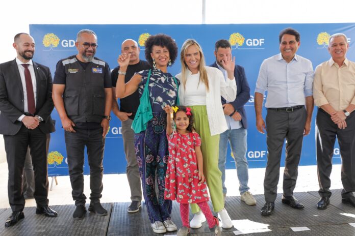 A vice-governadora Celina Leão participou da entrega das chaves dos últimos apartamentos do Residencial Horizonte, no Sol Nascente, nesta quinta (22) | Fotos: Tony Oliveira/Agência Brasília A vice-governadora Celina Leão participou da entrega das chaves dos últimos apartamentos do Residencial Horizonte, no Sol Nascente, nesta quinta (22) | Fotos: Tony Oliveira/Agência Brasília