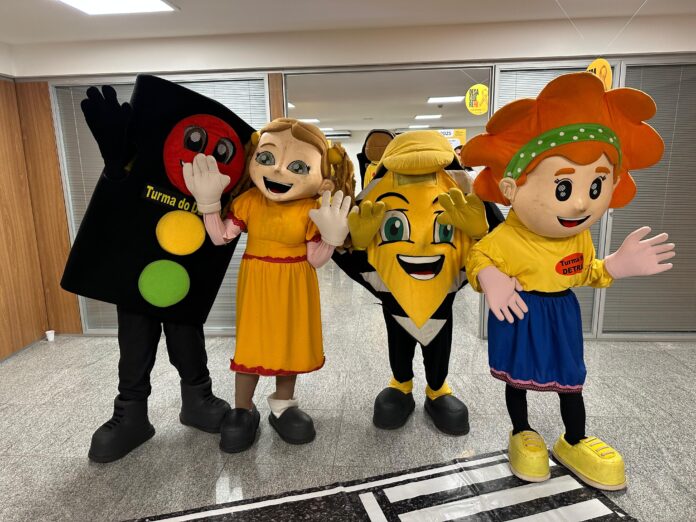 As ações do Maio Amarelo incluíram palestras em vias públicas, apresentações artísticas em escolas, passeios de bicicleta e blitzes educativas As ações do Maio Amarelo incluíram palestras em vias públicas, apresentações artísticas em escolas, passeios de bicicleta e blitzes educativas