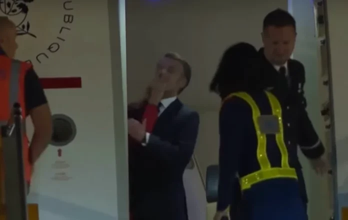 Momento em que Macron levou empurrão no rosto Foto: Reprodução/Print de Vídeo das Redes