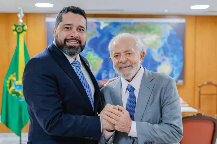 Fabiano Silva dos Santos (presidente dos Correios) e Lula Foto: Ricardo Stuckert