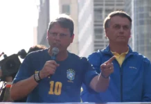 Tarcísio cancela visita que faria a Jair Bolsonaro na Papudinha Tarcísio de Freitas e Jair Bolsonaro no ato “Justiça Já” em SP Foto: Frame de vídeo / YouTube / Silas Malafaia Oficial