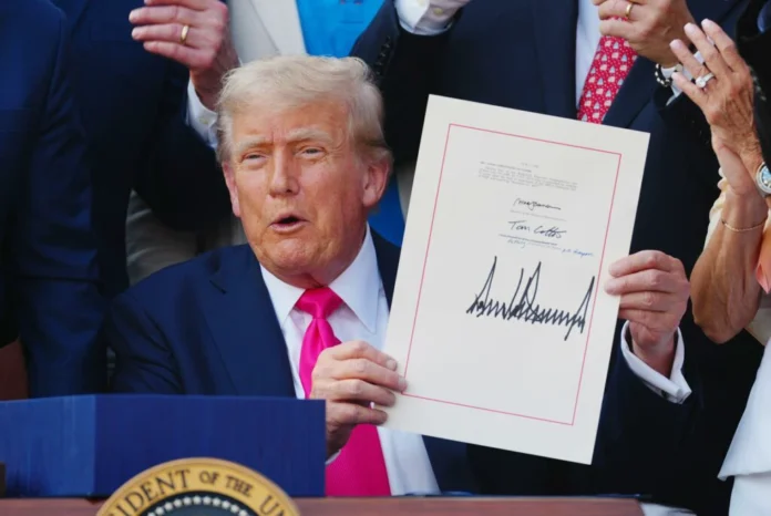 Trump assinou seu megapacote fiscal Foto: EFE/EPA/BONNIE CASH / POOL