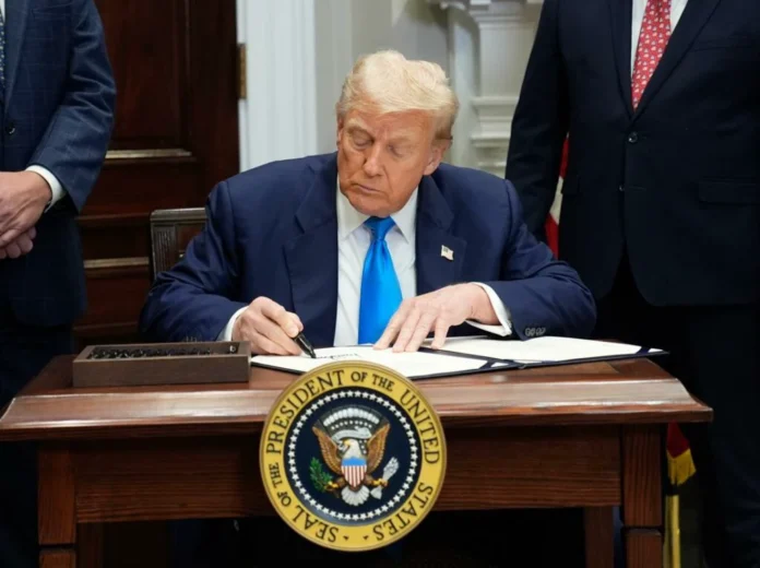 Presidente dos EUA, Donald Trump, na Sala Roosevelt da Casa Branca em Washington Foto: EFE/EPA/YURI GRIPAS / POOL Presidente dos EUA, Donald Trump, na Sala Roosevelt da Casa Branca em Washington Foto: EFE/EPA/YURI GRIPAS / POOL