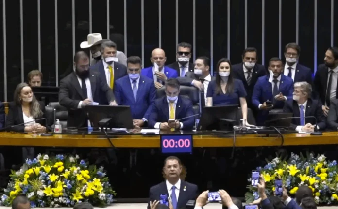 Deputados protestam na Câmara Foto: Reprodução/TV Câmara