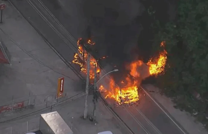 Ônibus incendiado na Zona Sul de São Paulo Foto: Reprodução/TV Globo