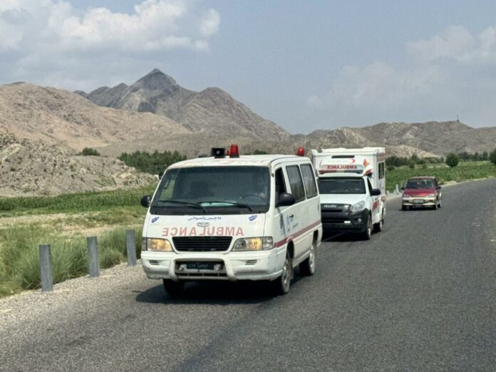 Ambulâncias se dirigem para locais atingidos por terremoto Foto: EFE/EPA/SAMIULLAH POPAL