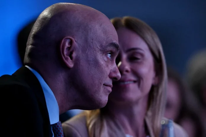 Moraes e a esposa Viviane Barci Foto: MAURO PIMENTEL / AFP