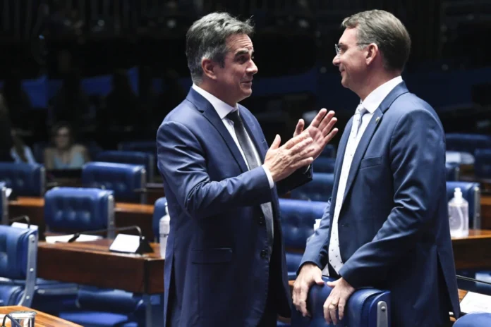 Ciro Nogueira e Flávio Bolsonaro Foto: Jefferson Rudy/Agência Senado