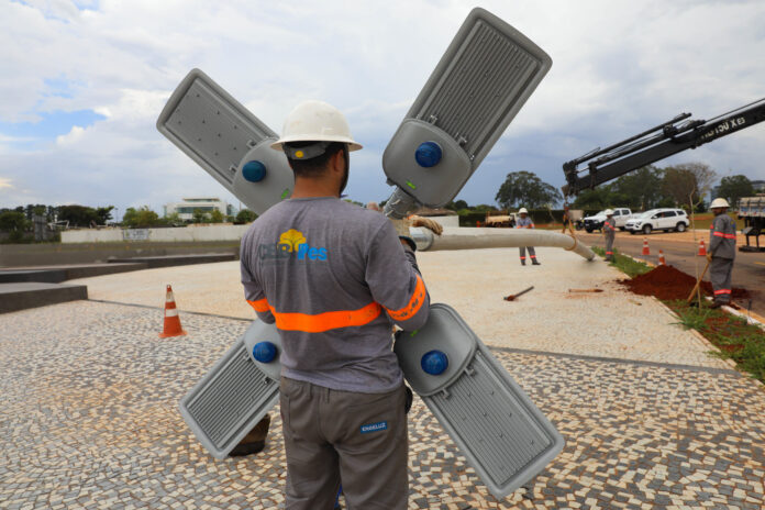 Segundo o cronograma da empresa, todas as regiões recebem as novas luminárias desde o início do ano | Foto: Joel Rodrigues/Agência Brasília Segundo o cronograma da empresa, todas as regiões recebem as novas luminárias desde o início do ano | Foto: Joel Rodrigues/Agência Brasília
