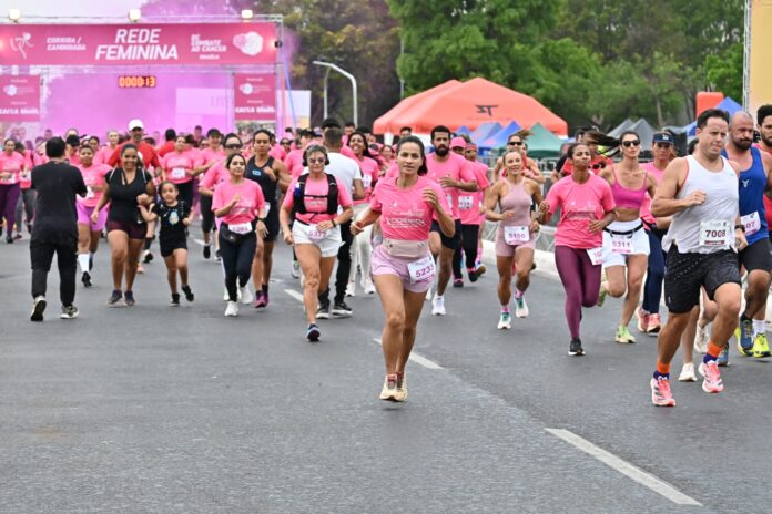 A 1ª Corrida da Rede Feminina de Combate ao Câncer reuniu centenas de pessoas na Esplanada dos Ministérios neste sábado (18) (Fotos: Alberto Ruy/IgesDF) A 1ª Corrida da Rede Feminina de Combate ao Câncer reuniu centenas de pessoas na Esplanada dos Ministérios neste sábado (18) (Fotos: Alberto Ruy/IgesDF)