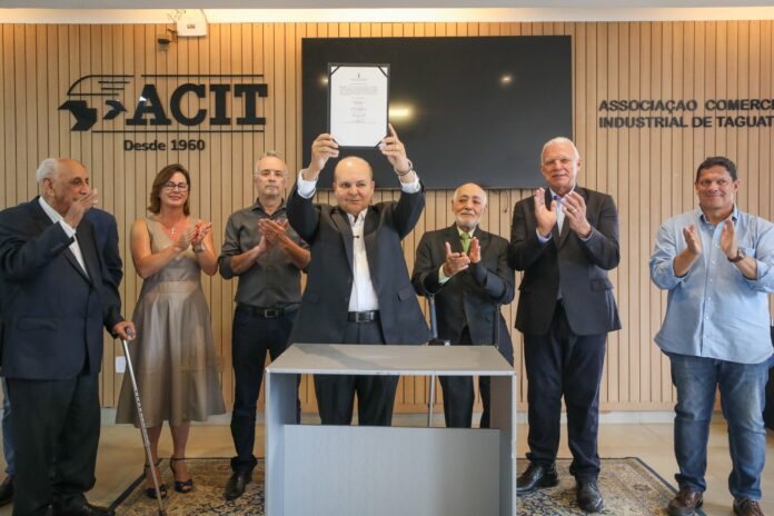 A concessão entregue pelo governador Ibaneis Rocha prevê retribuição mensal de R$ 20,1 mil (Fotos: Renato Alves/Agência Brasília) A concessão entregue pelo governador Ibaneis Rocha prevê retribuição mensal de R$ 20,1 mil (Fotos: Renato Alves/Agência Brasília)