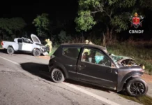 Colisão frontal no DF: Uma pessoa morre e carros ficam destruídos
