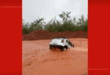 Vídeo: carro é engolido por cratera durante chuva no DF