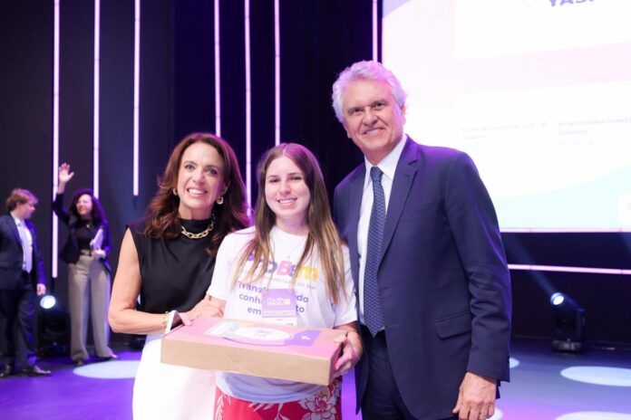 Caiado e Gracinha recepcionam novos beneficiários do Programa Universitário do Bem, em evento no Centro de Convenções de Goiânia (Fotos: Adalberto Ruchelle e Júnior Guimarães)