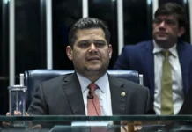 Ministério revoga renovação de licença de rádio de oposição a Alcolumbre Davi Alcolumbre Foto: Jefferson Rudy/Agência Senado