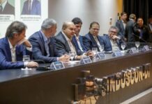 Ibaneis destaca avanços no DF e apresenta novo presidente do BRB Ações do GDF no desenvolvimento urbano da capital foram apresentadas pelo governador Ibaneis Rocha durante o encontro (Fotos: Geovana Albuquerque/Agência Brasília)