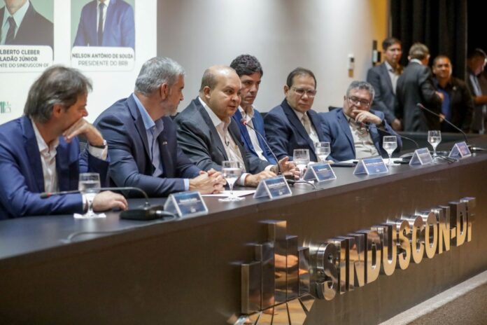 Ações do GDF no desenvolvimento urbano da capital foram apresentadas pelo governador Ibaneis Rocha durante o encontro (Fotos: Geovana Albuquerque/Agência Brasília) Ações do GDF no desenvolvimento urbano da capital foram apresentadas pelo governador Ibaneis Rocha durante o encontro (Fotos: Geovana Albuquerque/Agência Brasília)