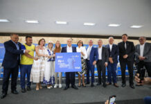 Entrega do Cartão Uniforme Escolar começa no dia 22 Ibaneis Rocha sancionou, nesta quarta (1º/10), a lei que institui o programa Cartão Uniforme Escolar; medida garante acesso universal a uniformes para os estudantes da rede pública (Fotos: Lúcio Bernardo Jr./Agência Brasília)