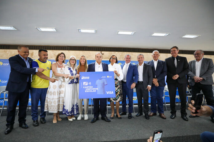 Ibaneis Rocha sancionou, nesta quarta (1º/10), a lei que institui o programa Cartão Uniforme Escolar; medida garante acesso universal a uniformes para os estudantes da rede pública (Fotos: Lúcio Bernardo Jr./Agência Brasília) Ibaneis Rocha sancionou, nesta quarta (1º/10), a lei que institui o programa Cartão Uniforme Escolar; medida garante acesso universal a uniformes para os estudantes da rede pública (Fotos: Lúcio Bernardo Jr./Agência Brasília)