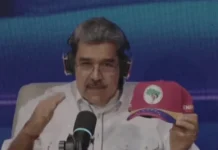 Venezuela promete não deixar EUA “impune” após interceptação Maduro segura boné do MST Foto: Reprodução/VTV