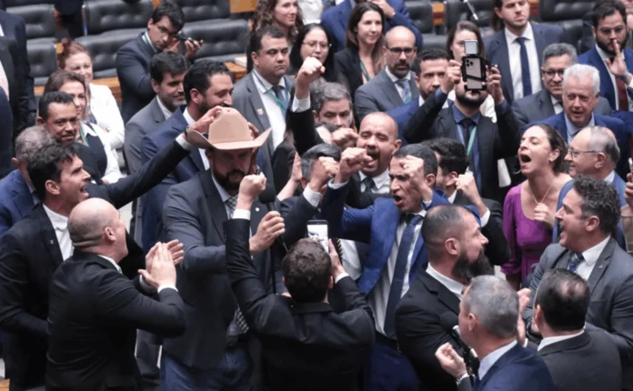 Deputados de direita comemoram votação do PL da Dosimetria Foto: Bruno Spada/Câmara dos Deputados Deputados de direita comemoram votação do PL da Dosimetria Foto: Bruno Spada/Câmara dos Deputados
