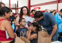 Por meio do Programa “Em Um Piscar de Olhos” Rafael Prudente entrega 1,300 óculos para alunos da rede pública de Ceilândia