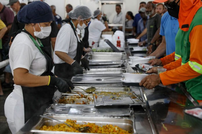 Em 2025, mais de 1.800.000 refeições gratuitas foram fornecidas pelos restaurantes comunitários do DF a pessoas em situação de rua | Fotos: Paulo H. Carvalho/Agência Brasília Em 2025, mais de 1.800.000 refeições gratuitas foram fornecidas pelos restaurantes comunitários do DF a pessoas em situação de rua | Fotos: Paulo H. Carvalho/Agência Brasília