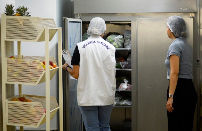 Em cinco dias de fiscalização, 124 estabelecimentos foram autuados e mais de 100 kg de alimentos irregulares foram apreendidos (Foto: Matheus Oliveira/Agência Saúde DF)