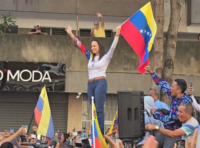 María Corina Machado durante manifestação em Caracas um dia antes da posse presidencial de 2025 Foto: EFE/ Conta de María Corina Machado no X