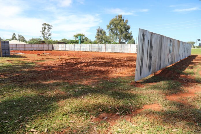 GDF vai construir novo empório rural no Jardim Botânico 24 de janeiro de 2026 COMPARTILHAR AGORA (Fotos: Paulo H. Carvalho/Agência Brasília) Mais emBrasília Ceilândia intensifica força-tarefa de limpeza e manutenção urbana Corrida de Reis Mirim reúne 3 mil crianças no Parque... Defesa Civil do DF emitirá alerta no dia da implosão... Veja as alterações no trânsito neste fim de semana no... Final de semana tem 50 locais de vacinação no Distrito... Audiência pública ambiental abre calendário de 2026 no DF Com investimento de R$ 1,4 milhão, espaço vai ampliar a comercialização da agricultura familiar Brasília, 24 de janeiro de 2026 — O Governo do Distrito Federal (GDF) dará início à implantação de mais um empório rural, desta vez no Jardim Botânico, com o objetivo de ampliar os canais de comercialização e gerar novas oportunidades de renda para produtores da agricultura familiar. Com investimento superior a R$ 1,4 milhão, as obras já estão em fase de preparo do terreno e o novo equipamento será construído na Rodovia DF-463, no Setor Habitacional Jardins Mangueiral. De acordo com o secretário de Agricultura, Abastecimento e Desenvolvimento Rural, Rafael Bueno, o empório atenderá produtores das regiões de São Sebastião, Jardim Botânico, Santa Bárbara e Tororó. A proposta é permitir a venda direta ao consumidor, reduzindo a atuação de intermediários e aumentando a rentabilidade no campo. “Como o espaço será exclusivo para produtores rurais, a iniciativa contribui diretamente para melhorar a renda dos agricultores familiares”, destacou. Rafael Bueno: “Como o espaço será exclusivo para produtores rurais, a iniciativa contribui para aumentar a rentabilidade no campo” A área de 747 m² foi cedida pelo Departamento de Estradas de Rodagem (DER) à Secretaria de Agricultura (Seagri-DF) e seguirá o mesmo modelo construtivo do Empório Rural do Colorado, localizado na DF-150. O projeto combina madeira tratada e alvenaria, com telhas produzidas a partir de material reciclado e estética rural, preservando a identidade do campo e valorizando os produtos locais. O novo empório contará com 20 boxes, sendo 18 destinados à exposição e venda de produtos como queijos artesanais, ovos, frutas, legumes, verduras, charcutaria, vinhos, mel e doces, além de dois espaços para lanchonetes. A gestão será feita por associação ou cooperativa selecionada por meio de chamamento público, com critérios que incluem número de produtores familiares, prioridade para organizações com maior participação feminina e preferência para grupos da própria região. A iniciativa atende diretamente às demandas dos produtores rurais do Jardim Botânico e de São Sebastião, regiões reconhecidas pela diversidade e qualidade da produção agrícola. São Sebastião, por exemplo, é atualmente a maior produtora de orgânicos do Distrito Federal, com 67 produtores certificados. A distância de cerca de 33 quilômetros até a Ceasa-DF, principal centro de comercialização, eleva custos logísticos e dificulta o escoamento da produção, realidade que o novo empório ajudará a minimizar. O secretário também informou que o GDF já garantiu recursos para a construção de mais dois empórios em 2026: um em Brazlândia, com foco na comercialização do morango, produto símbolo da região, e outro no Gama, mantendo o modelo de diversidade e valorização da produção local. O sucesso do Empório Rural do Colorado, inaugurado em outubro de 2024 pelo governador Ibaneis Rocha, reforça a efetividade da iniciativa. O espaço beneficia mais de 40 produtores e se consolidou como ponto de encontro regional, com aumento nas vendas, maior visibilidade e melhores condições de trabalho para os agricultores. Além da criação de novos canais de comercialização, o GDF mantém investimentos integrados na agricultura familiar, que incluem assistência técnica, fornecimento de insumos, financiamento com juros reduzidos pelo Fundo de Desenvolvimento Rural (FDR) e compras institucionais para programas como a merenda escolar. Segundo Rafael Bueno, esse modelo acompanha o produtor do plantio à venda final e tem fortalecido o setor rural no Distrito Federal.