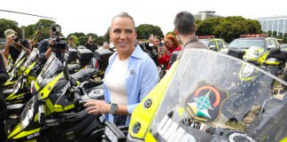 Durante a entrega das viaturas, a vice-governadora Celina Leão ressaltou: “A cada dia, a educação precisa prevalecer. O Detran tem que fazer a fiscalização, e essa entrega é muito importante para reforçar esse trabalho” | Foto: Paulo H. Carvalho/Agência Brasília