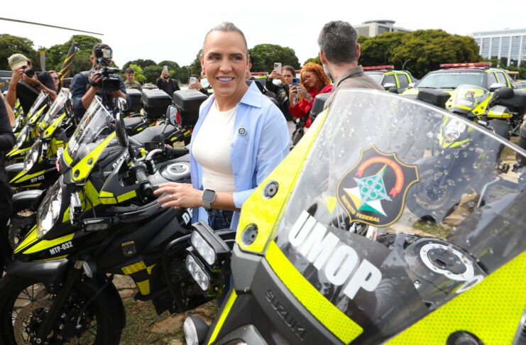 Durante a entrega das viaturas, a vice-governadora Celina Leão ressaltou: “A cada dia, a educação precisa prevalecer. O Detran tem que fazer a fiscalização, e essa entrega é muito importante para reforçar esse trabalho” | Foto: Paulo H. Carvalho/Agência Brasília