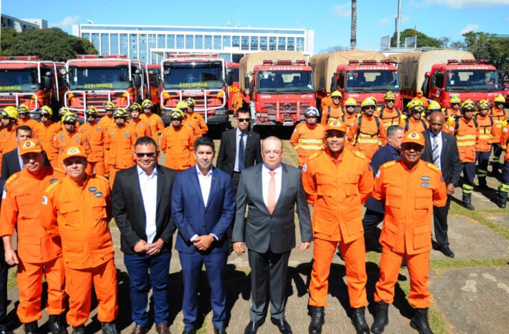 Ibaneis Rocha coloca Corpo de Bombeiros do DF à disposição para socorrer Minas Gerais