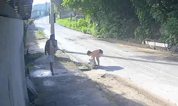 Bebê foi abandonado em bueiro Foto: Reprodução/Print de vídeo da TV Globo Bebê foi abandonado em bueiro Foto: Reprodução/Print de vídeo da TV Globo