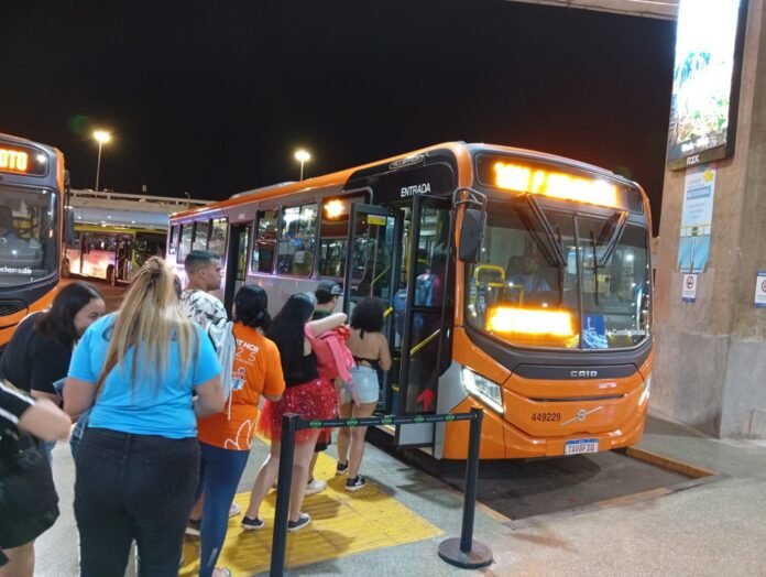 Os ônibus tiveram 2.129.494 embarques nos quatro dias de folia, enquanto o metrô registrou 339.562 acessos | Foto: Divulgação/Semob-DF Os ônibus tiveram 2.129.494 embarques nos quatro dias de folia, enquanto o metrô registrou 339.562 acessos | Foto: Divulgação/Semob-DF