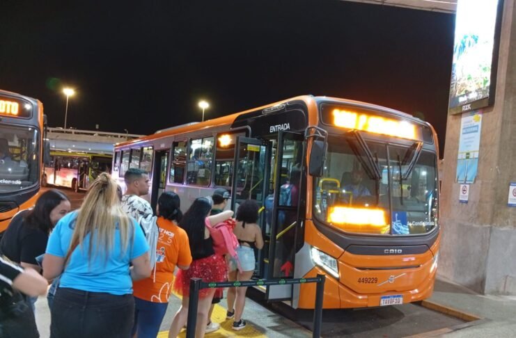 Os ônibus tiveram 2.129.494 embarques nos quatro dias de folia, enquanto o metrô registrou 339.562 acessos | Foto: Divulgação/Semob-DF