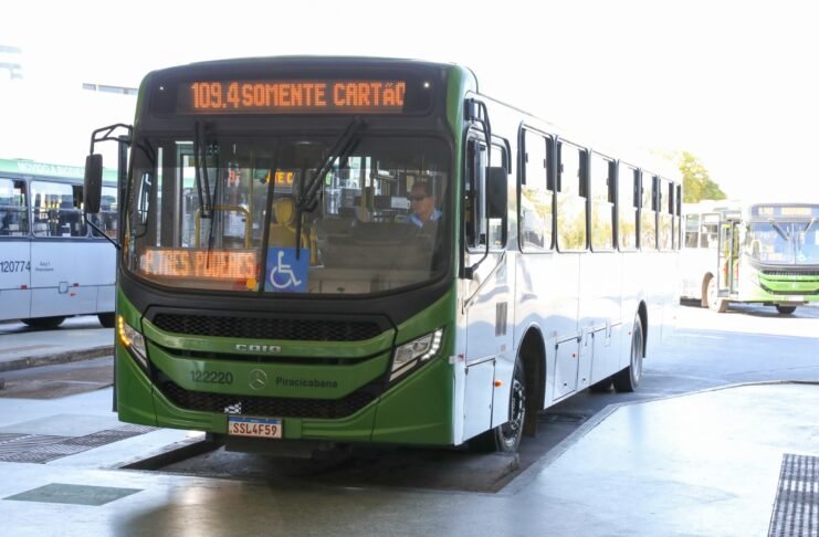 DF: Vai de Graça assegura transporte gratuito durante todo o Carnaval A frota de ônibus vai ter reforço de 110 veículos para aumentar a oferta de viagens aos passageiros durante os dias de Carnaval | Foto: Tony Oliveira/Agência Brasília