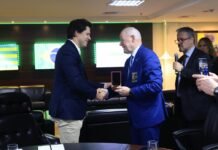 Vice-govenador Daniel Vilela recebe comitiva e homenagens de organização internacional que reconhece atuação do Governo de Goiás na área de segurança pública (Foto: Walter Folador)