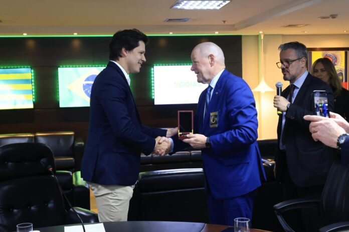 Vice-govenador Daniel Vilela recebe comitiva e homenagens de organização internacional que reconhece atuação do Governo de Goiás na área de segurança pública (Foto: Walter Folador)